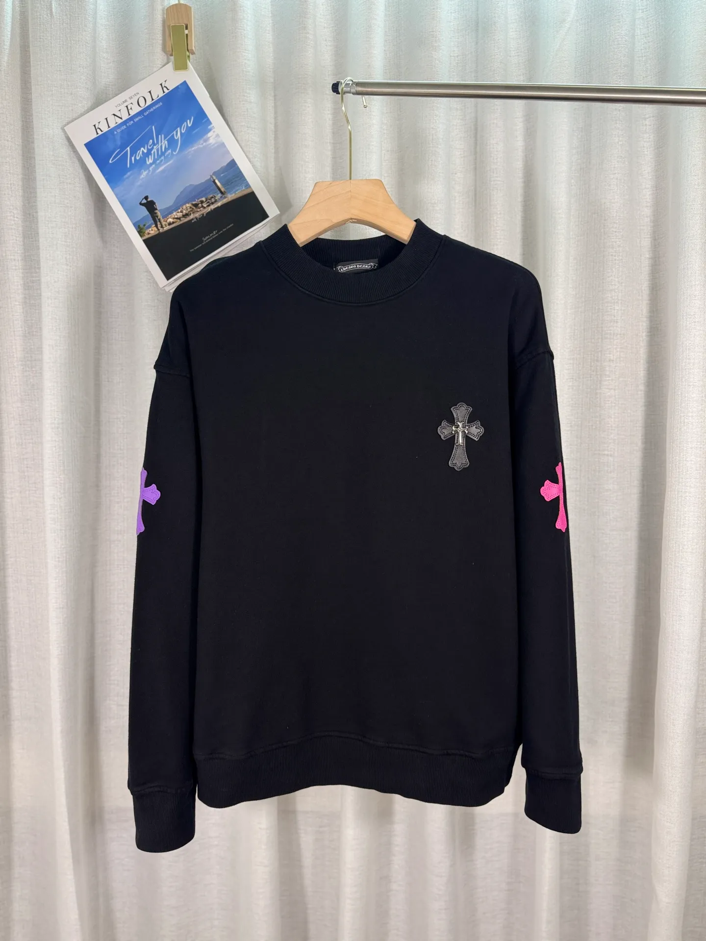 P260 top version, real shot without P, ​​different from market currency) 𝗖𝗵𝗿𝗼𝗺𝗲 𝗛𝗲𝗮𝗿𝘁𝘀/Cro Heart 2025 washed patch embroidery autumn and winter new original single counter American laser burnt 3D three-dimensional color embroidered couple casual sweatshirt 👑The highest version! Customized fabric 420g tripe terry fabric! American acid-washed and distressed original fabric laser burnt ✟appliqué embroidery and exquisite embroidery of letters! The best-selling model in the counter, very comfortable to wear. Accessories: original molded and authenticated collar label➕100% silk wash label. Genuine purchase-grade original hangtag➕matching hanging rope➕3D hanging beads➕original packaging bag. Craftsmanship: The original version has consistent wiring! The highest version of the armhole matching technique! Color: White Black Size: S M L XL Style No.: 9303